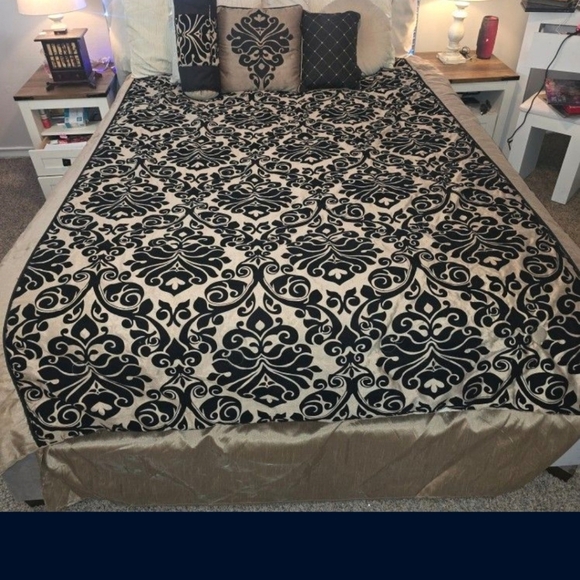 Vintage Black Gold Damask Comforter Set w/ Bed Skirt & 3 Decorative Pillows - Picture 6 of 6